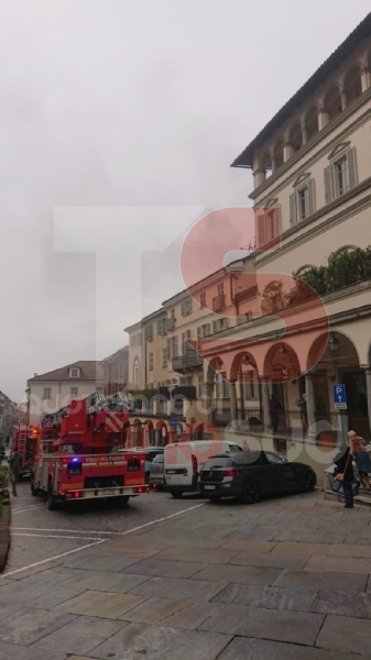 MONCALIERI - Scoppia un incendio in pieno centro, traffico bloccato - FOTO