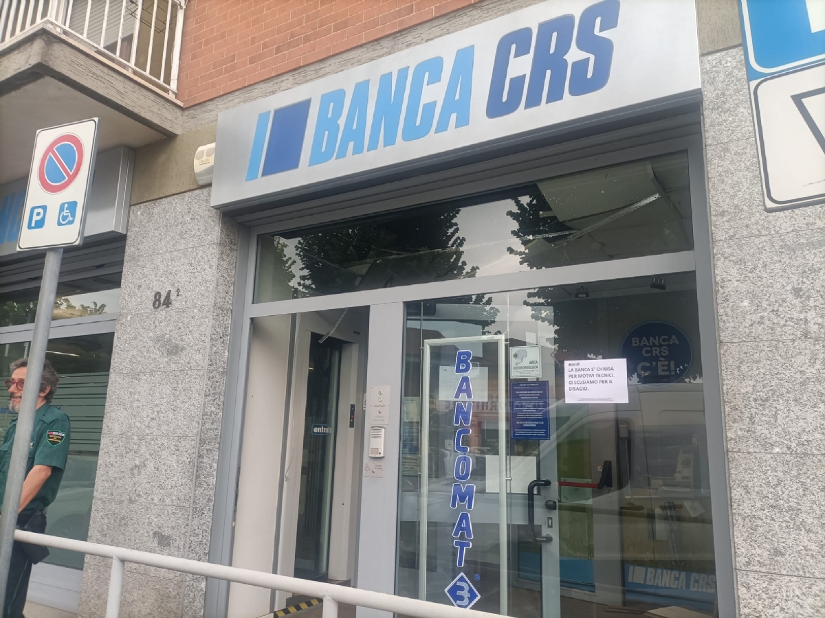PIOSSASCO - Torna a colpire la «banda della marmotta»: assaltato il bancomat di via Pinerolo - FOTO