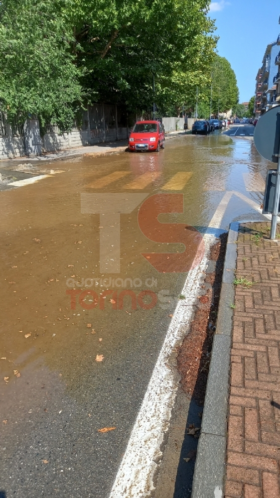 NICHELINO - Esplode una tubatura, strada e marciapiedi allagati tra via Juvarra e via Primo Maggio - FOTO
