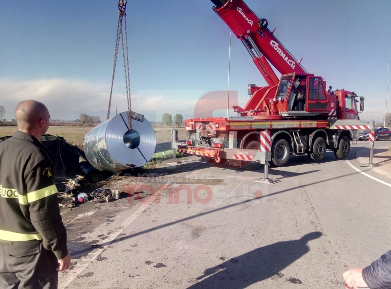CARMAGNOLA - Tir carico di bobine metalliche si ribalta sulla strada per Racconigi