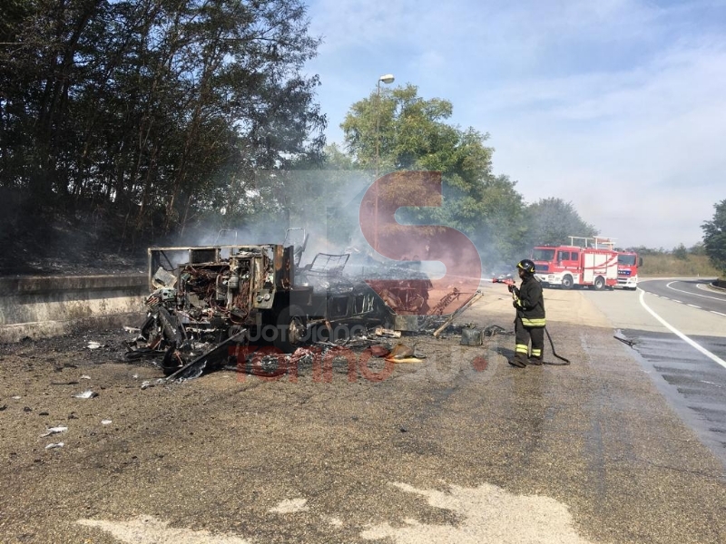 LA LOGGIA - Camper prende fuoco durante la marcia: conducente in salvo - FOTO