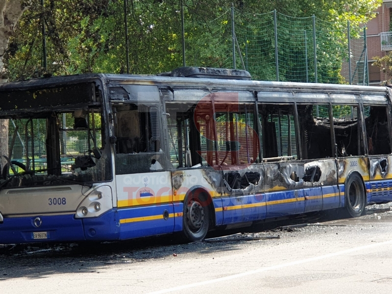 MONCALIERI - Un altro pullman Gtt prende fuoco al capolinea: provvidenziale intervento dei vigili del fuoco - FOTO