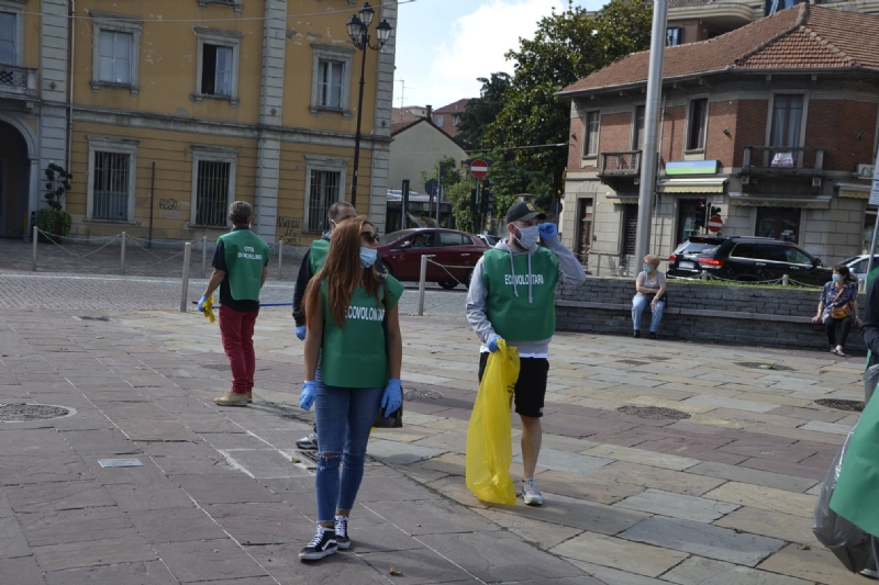 NICHELINO - I volontari raccolgono mascherine e guanti abbandonati per la Giornata dell'Ambiente - FOTO