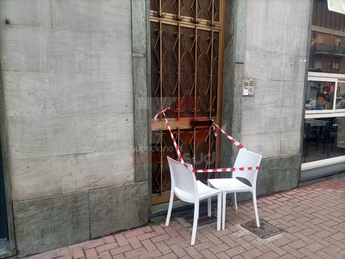 MONCALIERI - Il pavimento crolla nelle scale condominiali durante i lavori di ristrutturazione