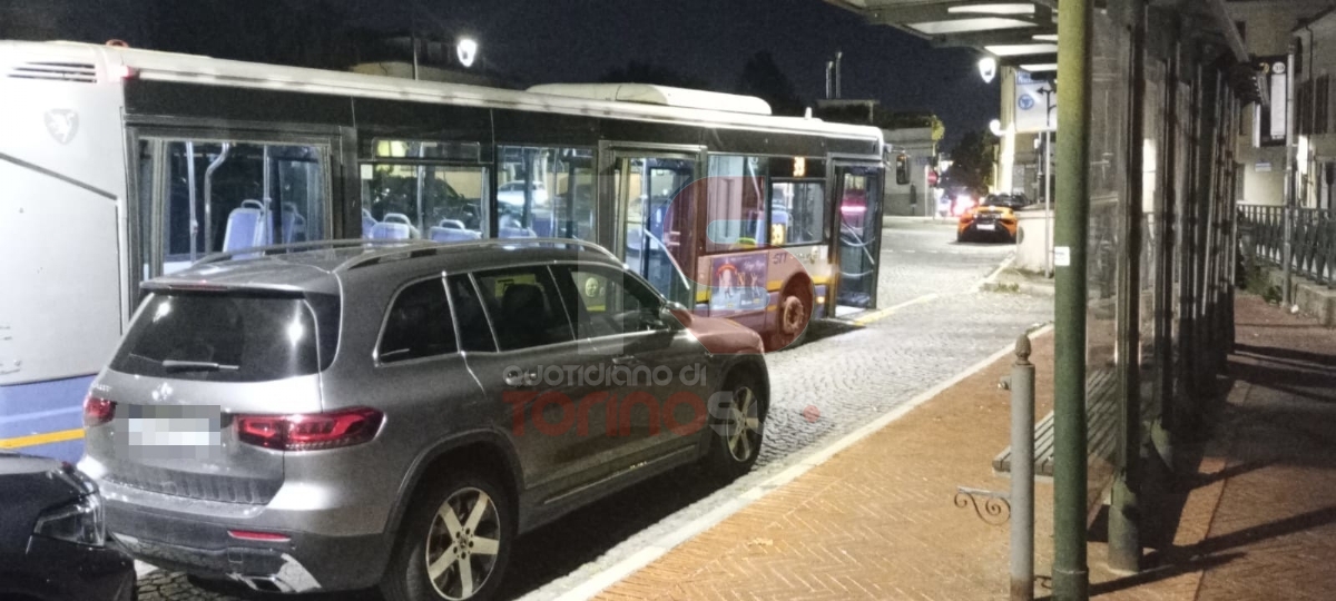 MONCALIERI - Sosta selvaggia, i pullman costretti al capolinea in mezzo alla piazza - FOTO