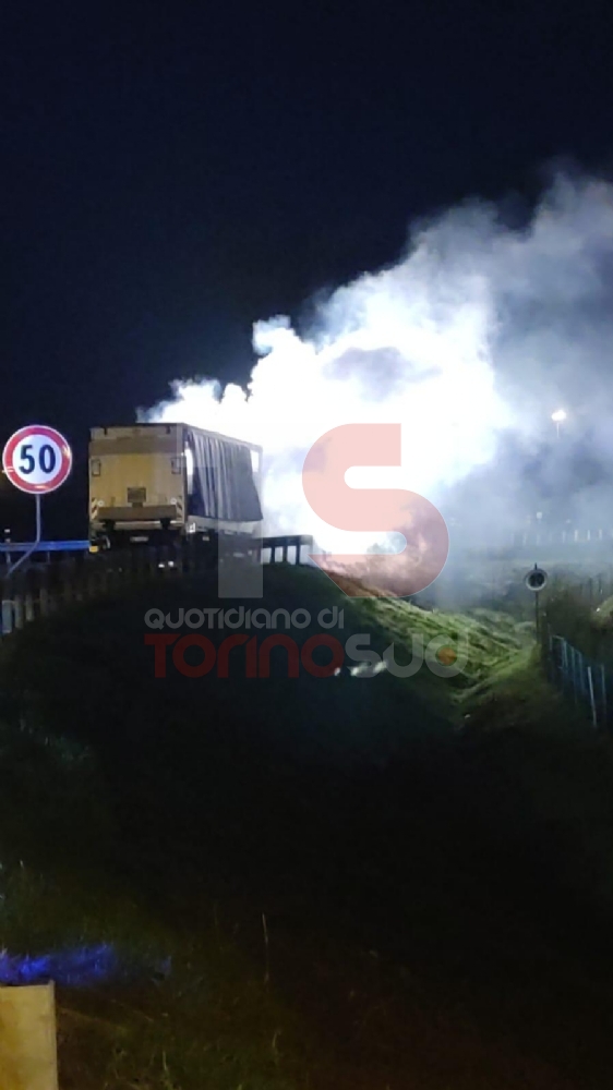 MONCALIERI - Camion prende fuoco sulla tangenziale sud: paura e traffico bloccato - FOTO