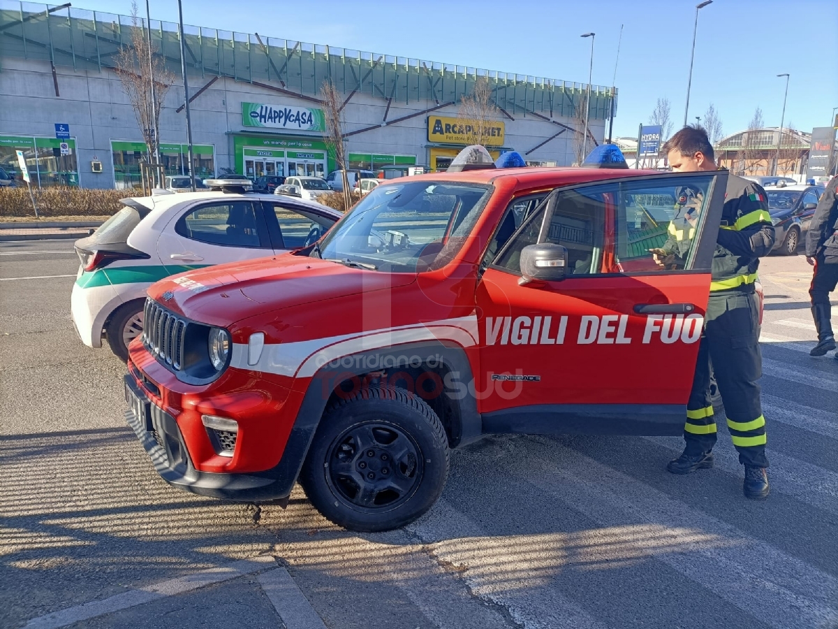 NICHELINO - Forte vento, crolla il muro di un'azienda in via Bardonecchia: tre auto sotto le macerie - FOTO