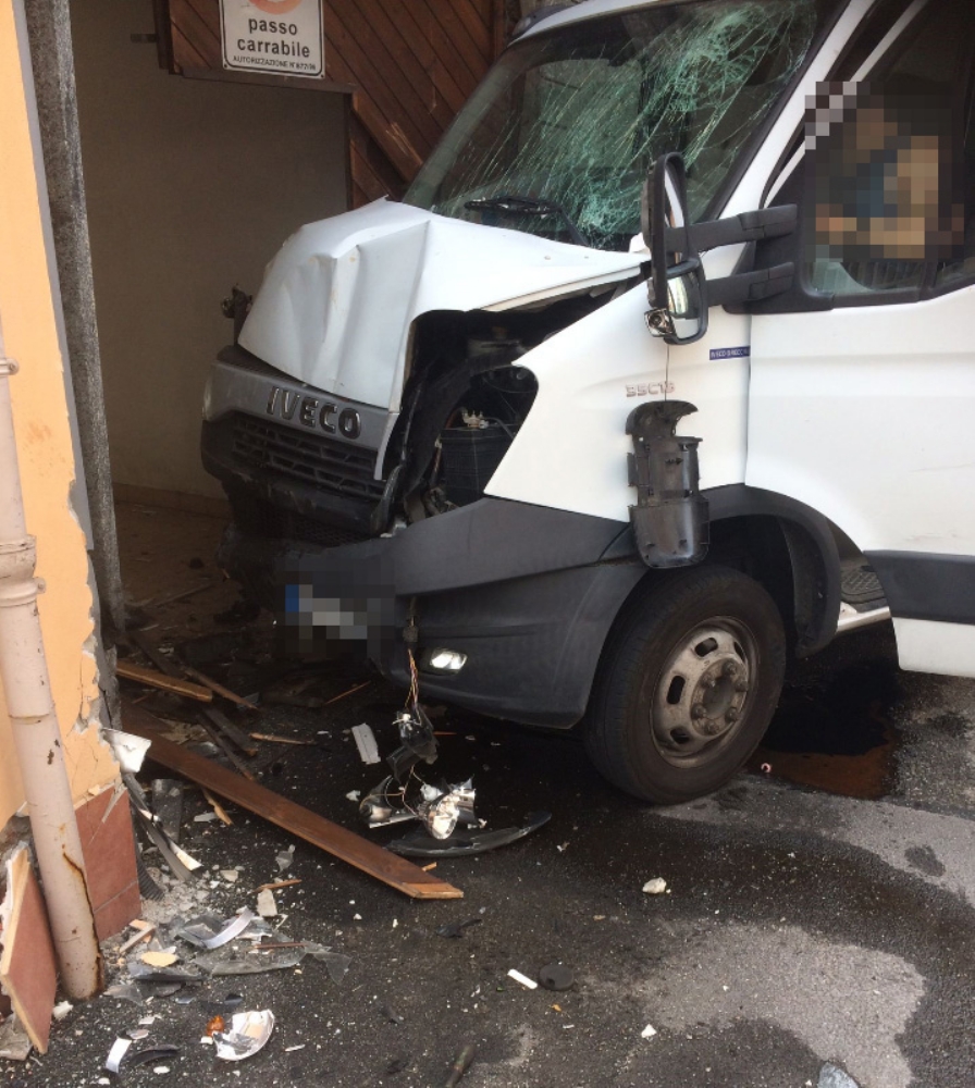 NICHELINO - Perde il controllo del furgone e va schiantarsi contro un condominio - FOTO