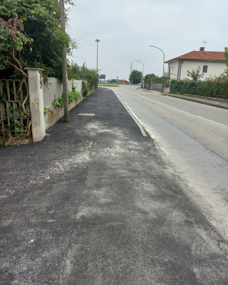 ORBASSANO - Finiti i lavori di rifacimento del marciapiede di strada Volvera, aperto il cantiere in via Trento