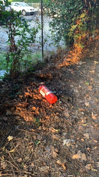 PIOSSASCO - Vandali scaricano gli estintori rubati nell'area verde