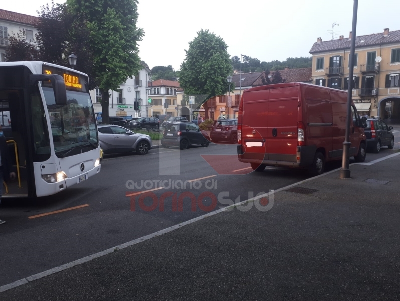 MONCALIERI - Auto in divieto di sosta: il bus resta bloccato. Raffica di multe