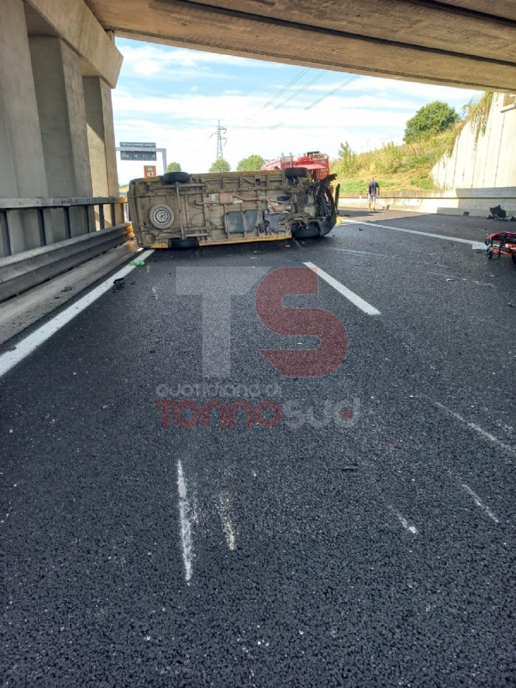 ORBASSANO - Incidente sulla Torino-Pinerolo: scontro auto-furgone, sei feriti portati in ospedale - FOTO