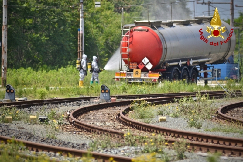 ORBASSANO - Perdita di sostanze tossiche da un treno merci: intervento dei vigili del fuoco - VIDEO
