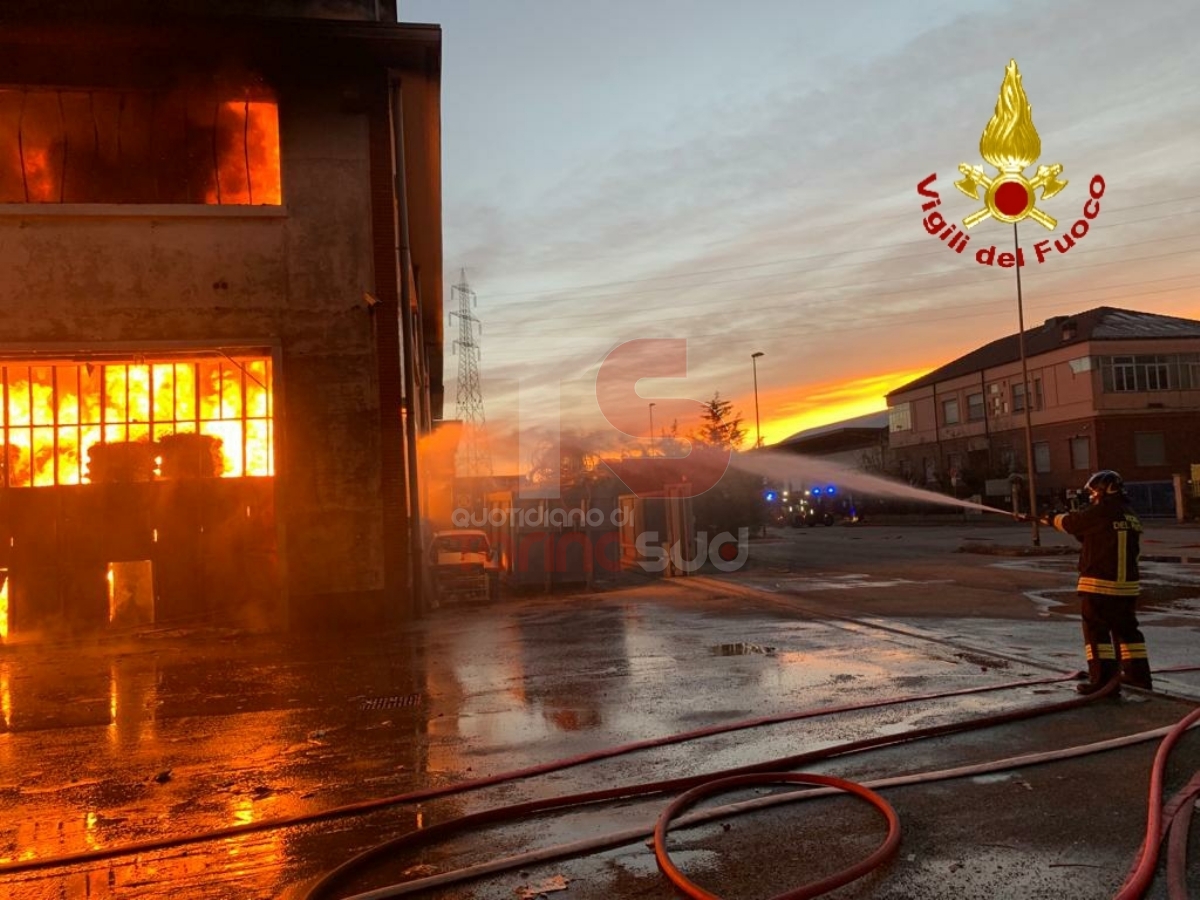 DISASTRO A BEINASCO - A fuoco il capannone di un'azienda di riciclaggio plastica: paura per l'inquinamento ambientale - FOTO