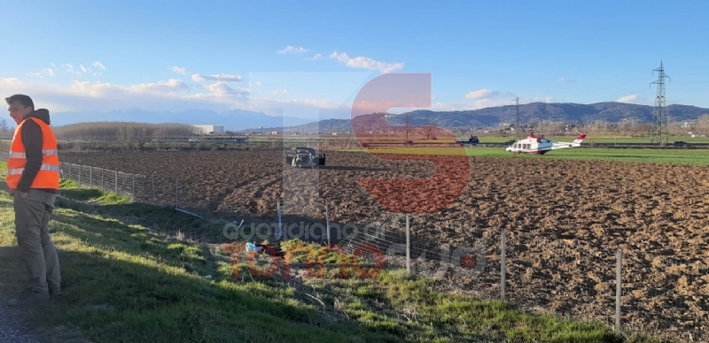 TROFARELLO - Incidente in tangenziale: auto finisce in mezzo al campo - FOTO