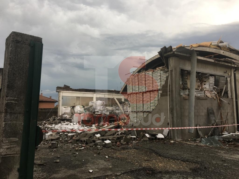 CARMAGNOLA - La furia del maltempo: Capannone della Sac demolito - LE FOTO -