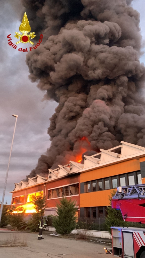 BEINASCO - Incendio alla fabbrica di plastica Demap, analisi dell'Arpa: «Migliorano le condizioni dell'aria» - FOTO
