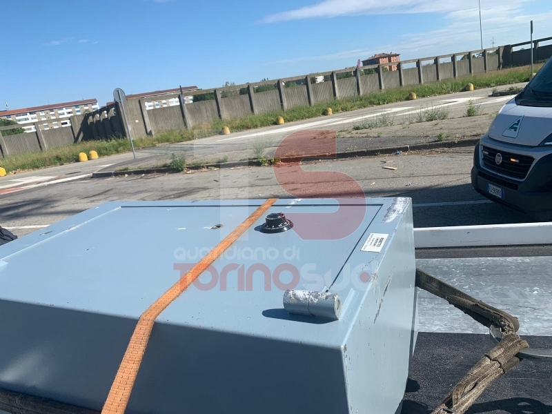 NICHELINO-ORBASSANO - Rubano una cassaforte, la svuotano e la lasciano in tangenziale - FOTO