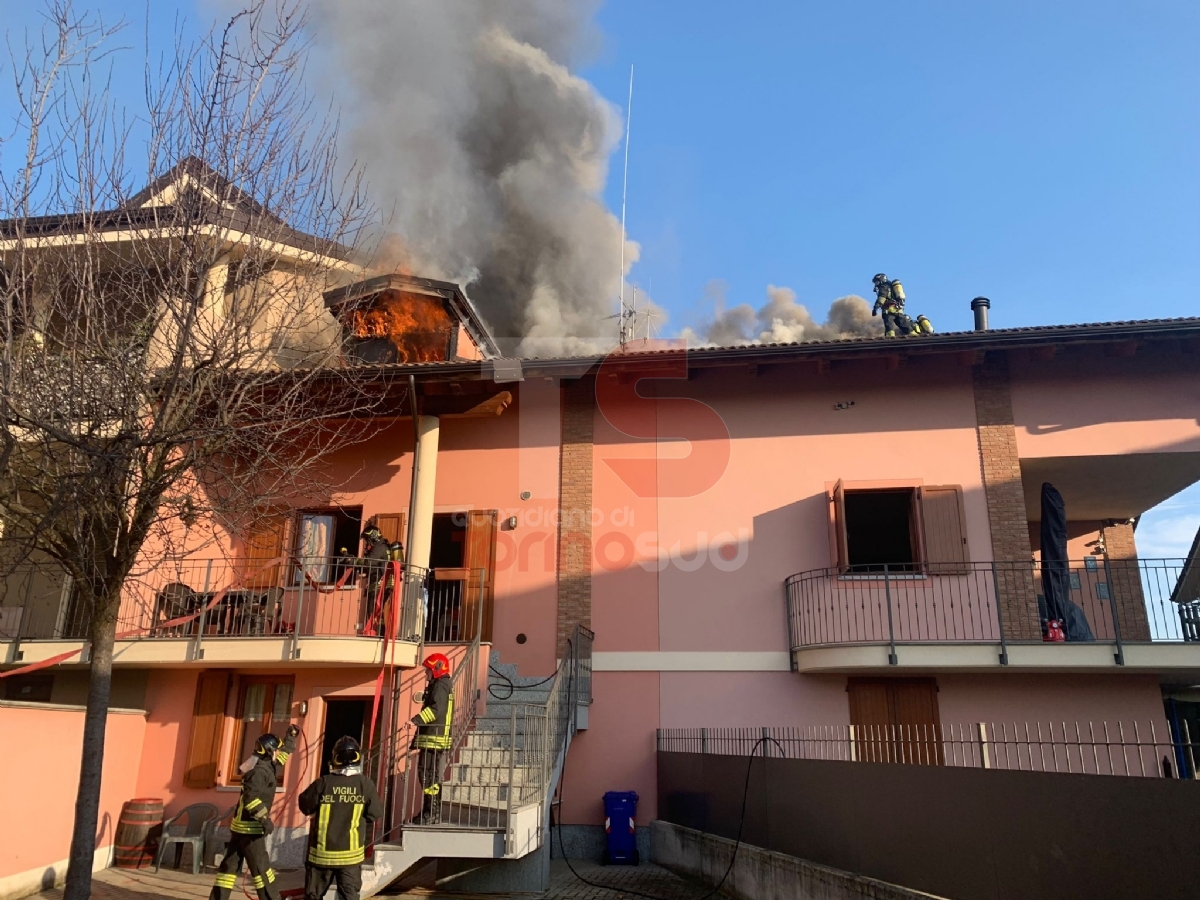 CANDIOLO - Incendio divora il tetto di una casa: una persona intossicata dal fumo - FOTO