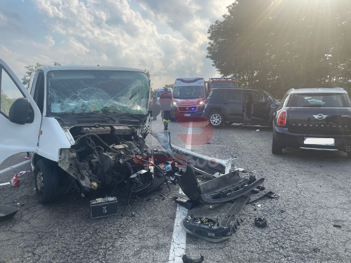 CARMAGNOLA - Terribile incidente: cinque feriti, due gravi. Anche una bimba coinvolta - FOTO