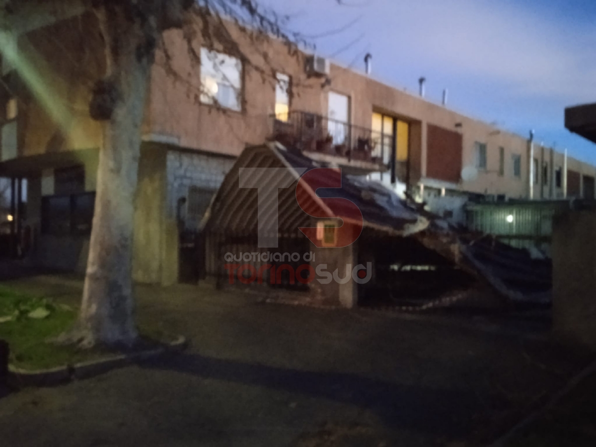 TORINO SUD - Notte di paura per il forte vento: case scoperchiate, impalcature crollate e alberi caduti - FOTO