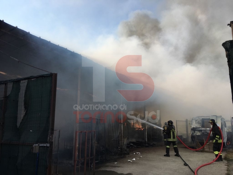 VINOVO - Incendio in un'azienda agricola: a fuoco un magazzino di stoccaggio - FOTO