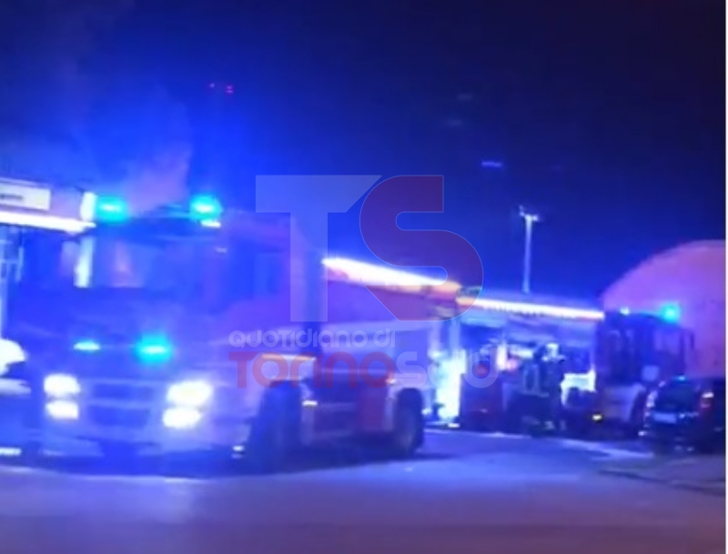 MONCALIERI - Grave incendio nella notte nel deposito di gomme di strada Carignano - LE FOTO -