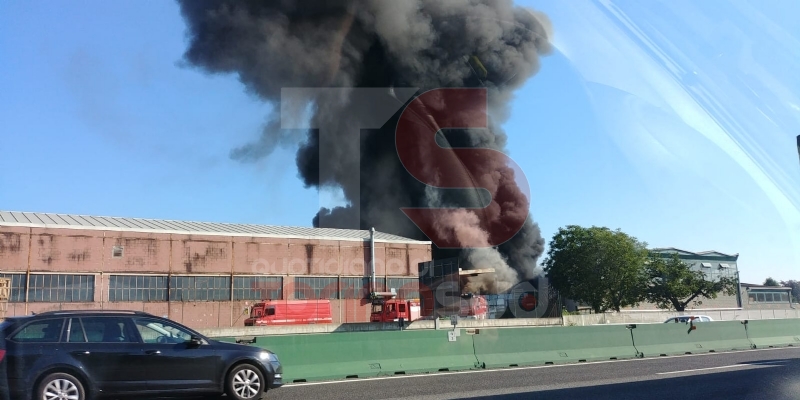 INCENDIO IN AZIENDA A SETTIMO - Enorme colonna di fumo nero su tutta Torino - FOTO