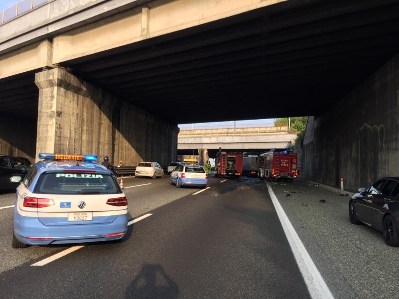 INCIDENTE SULLA TANGENZIALE - Scontro tra due camion al Sito, caos e code chilometriche - FOTO