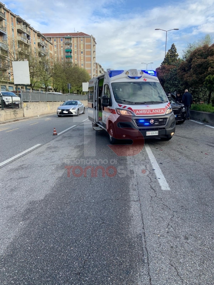 MONCALIERI - Incidente in corso Trieste: sette veicoli coinvolti, traffico in tilt - FOTO