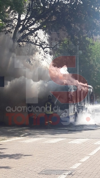 MONCALIERI - Un altro pullman Gtt prende fuoco al capolinea: provvidenziale intervento dei vigili del fuoco - FOTO