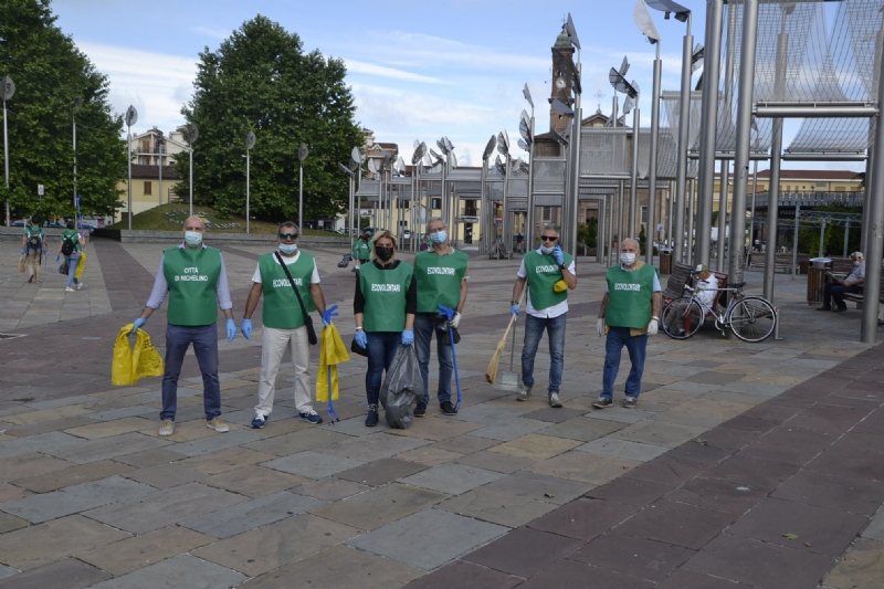 NICHELINO - I volontari raccolgono mascherine e guanti abbandonati per la Giornata dell'Ambiente - FOTO