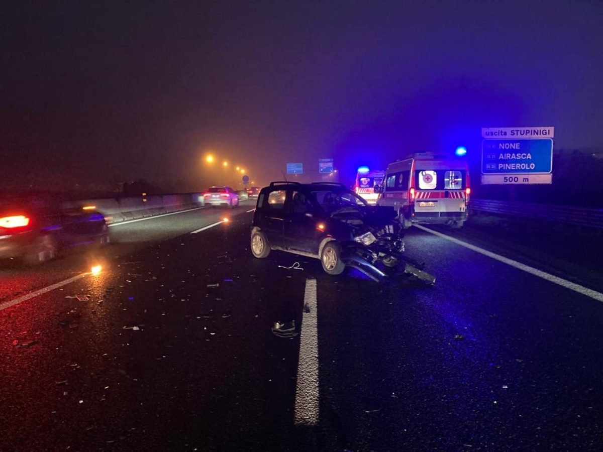 TANGENZIALE SUD - Incidente stradale a Stupinigi, tre auto coinvolte: due feriti - FOTO