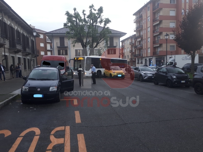MONCALIERI - Auto in divieto di sosta: il bus resta bloccato. Raffica di multe