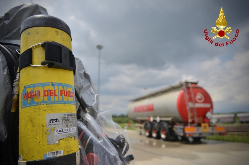 ORBASSANO - Perdita di sostanze tossiche da un treno merci: intervento dei vigili del fuoco - VIDEO