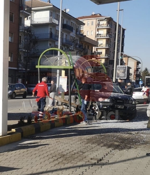 DRAMMA A CARMAGNOLA - AUTO FINISCE DENTRO LA PENSILINA DEL BUS, DONNA GRAVEMENTE FERITA - FOTO