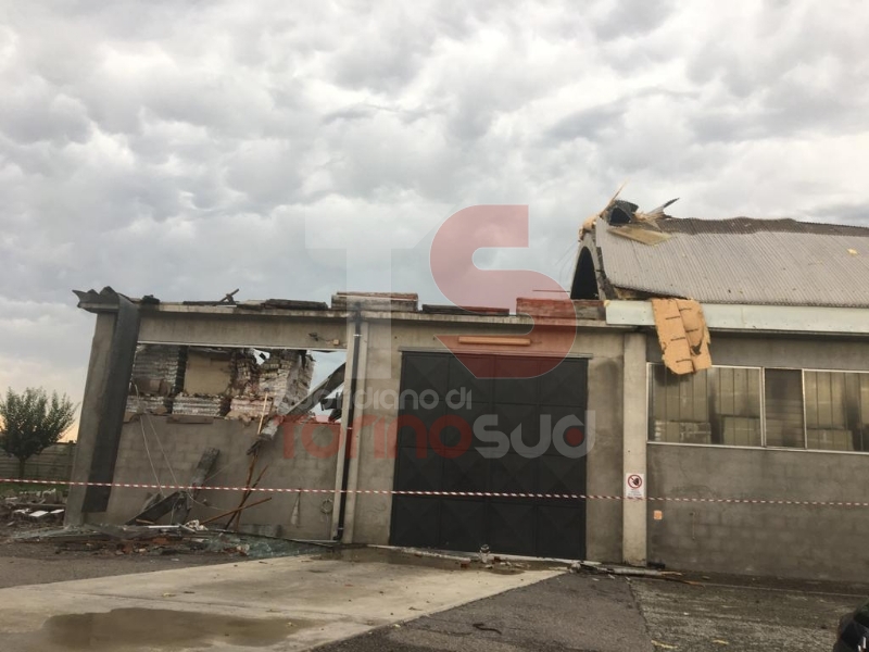 CARMAGNOLA - La furia del maltempo: Capannone della Sac demolito - LE FOTO -
