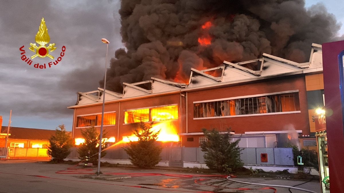 BEINASCO - Incendio alla fabbrica di plastica Demap, analisi dell'Arpa: «Migliorano le condizioni dell'aria» - FOTO