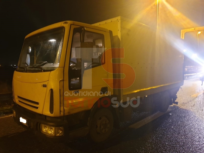 MONCALIERI - Incidente sulla sopraelevata: si scontrano un camion e un'auto - FOTO