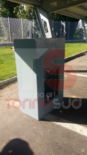 NICHELINO-ORBASSANO - Rubano una cassaforte, la svuotano e la lasciano in tangenziale - FOTO