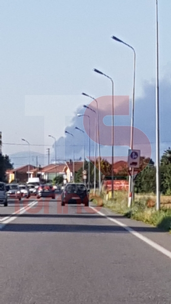 INCENDIO IN AZIENDA A SETTIMO - Enorme colonna di fumo nero su tutta Torino - FOTO