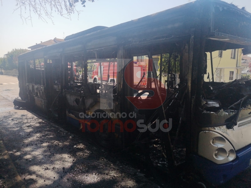 MONCALIERI - Un altro pullman Gtt prende fuoco al capolinea: provvidenziale intervento dei vigili del fuoco - FOTO