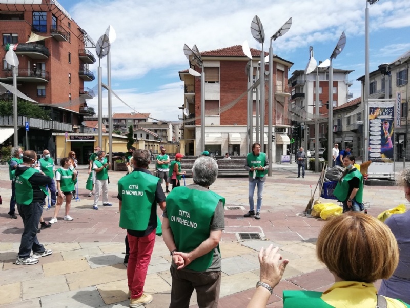 NICHELINO - I volontari raccolgono mascherine e guanti abbandonati per la Giornata dell'Ambiente - FOTO