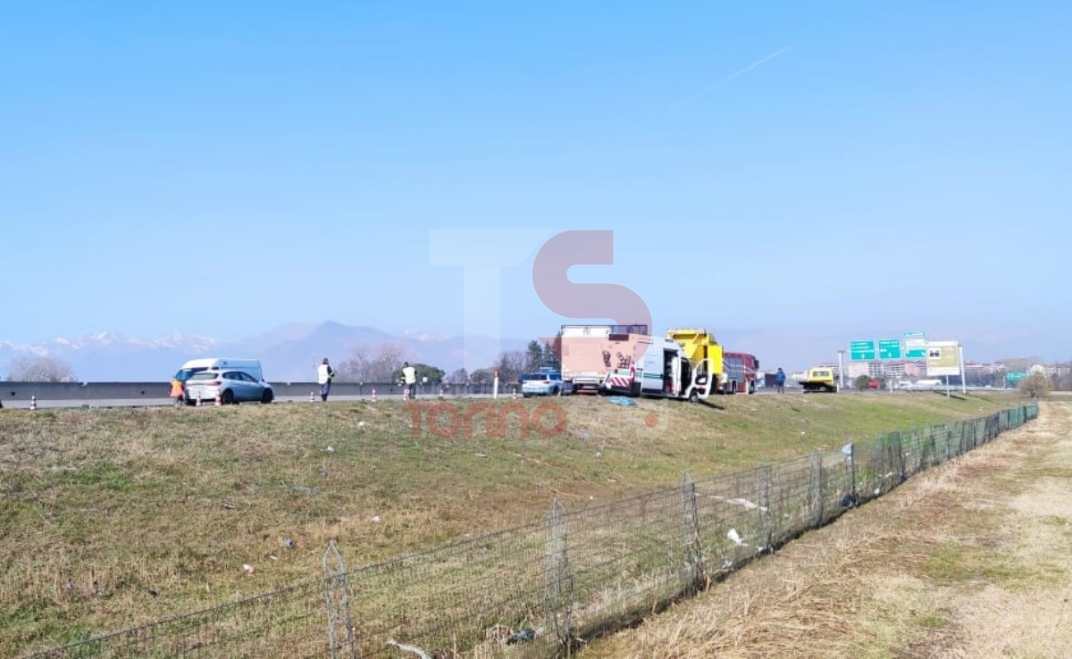 TANGENZIALE TORINO - Traffico bloccato dal Sito per un tamponamento a catena tra auto e camion - FOTO