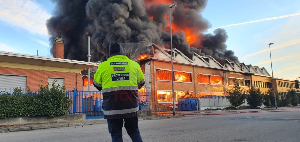 DISASTRO A BEINASCO - A fuoco il capannone di un'azienda di riciclaggio plastica: paura per l'inquinamento ambientale - FOTO