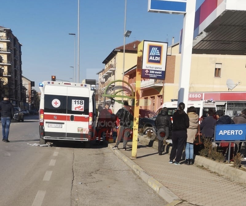 DRAMMA A CARMAGNOLA - AUTO FINISCE DENTRO LA PENSILINA DEL BUS, DONNA GRAVEMENTE FERITA - FOTO