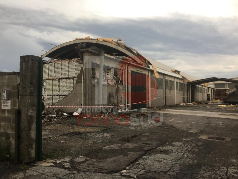 CARMAGNOLA - La furia del maltempo: Capannone della Sac demolito - LE FOTO -