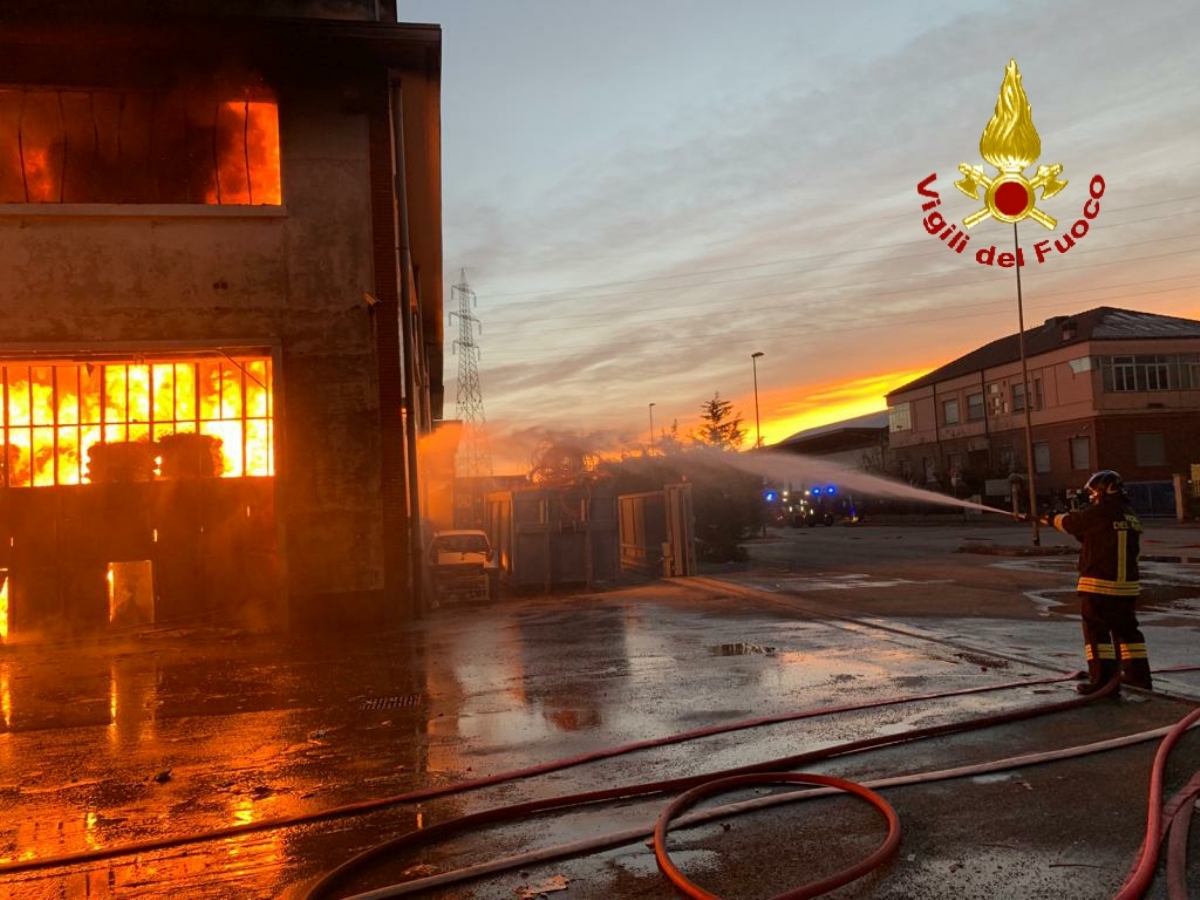 BEINASCO - Incendio alla fabbrica di plastica Demap, analisi dell'Arpa: «Migliorano le condizioni dell'aria» - FOTO