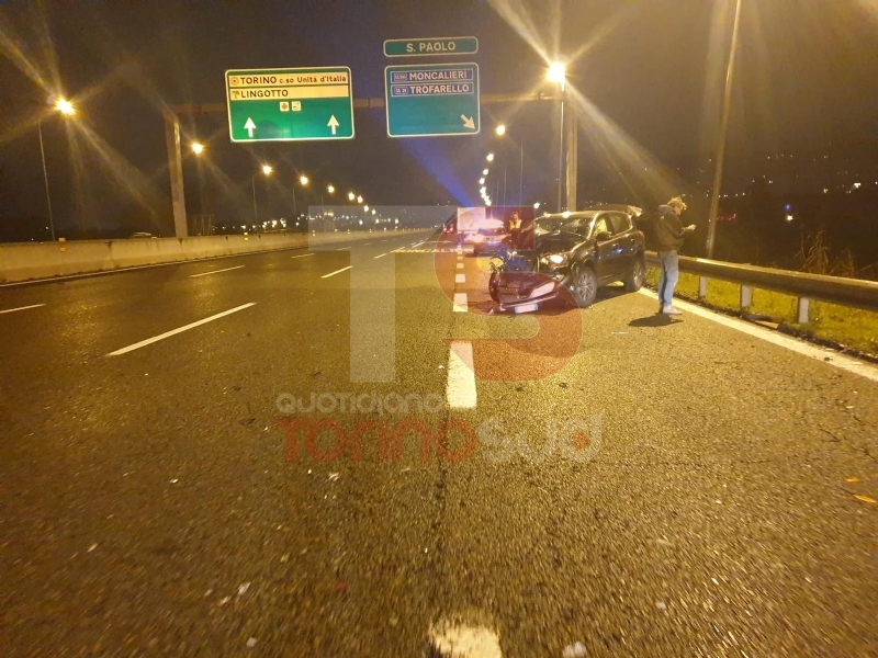 MONCALIERI - Incidente sulla sopraelevata: si scontrano un camion e un'auto - FOTO