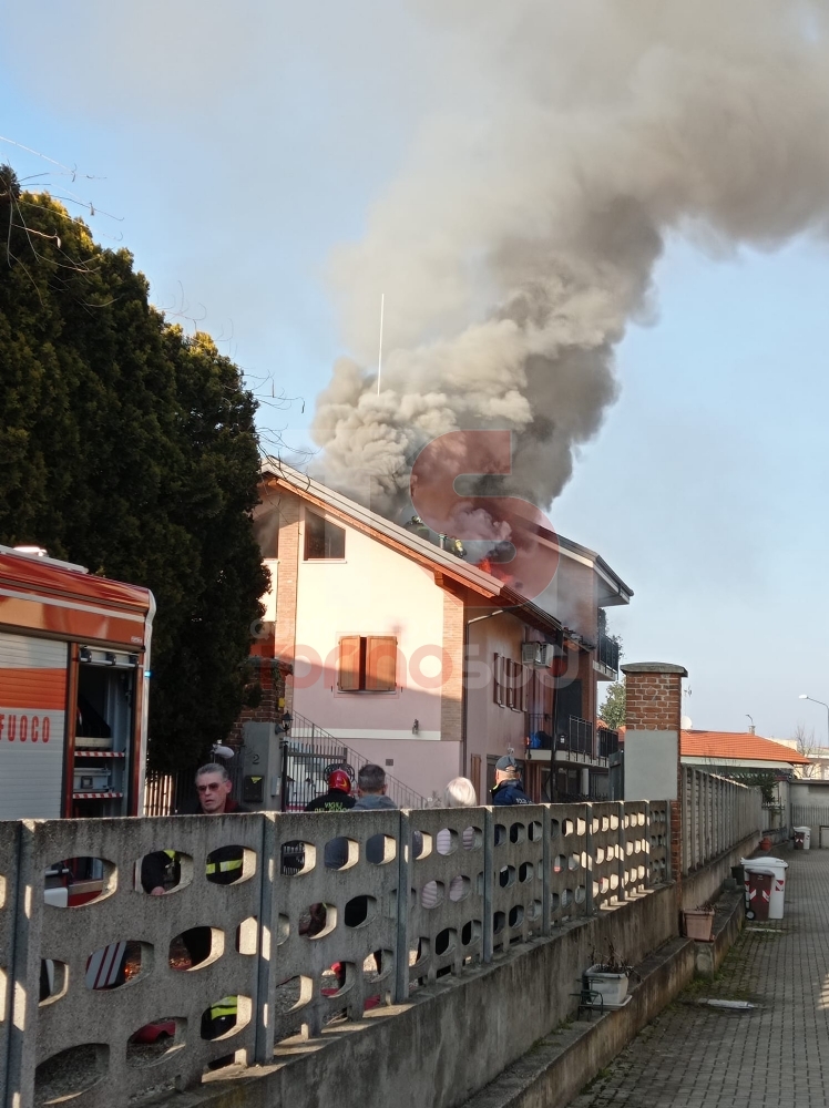 CANDIOLO - Incendio divora il tetto di una casa: una persona intossicata dal fumo - FOTO
